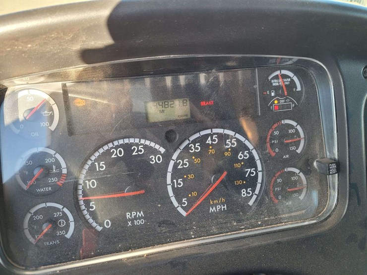 2014-freightliner-m2-106-image-25