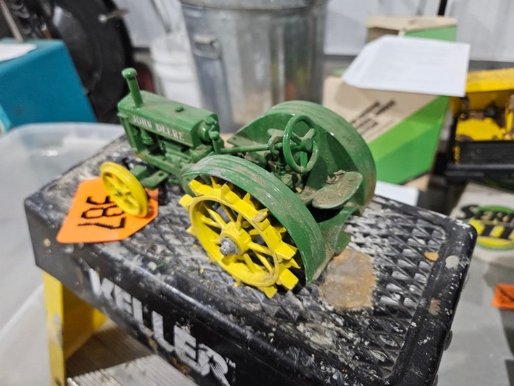 #987-•-john-deere-model-b-1/16-die-cast-toy-tractor-image-3