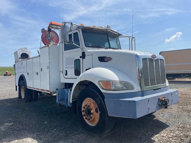 2007-peterbilt-335-image-3