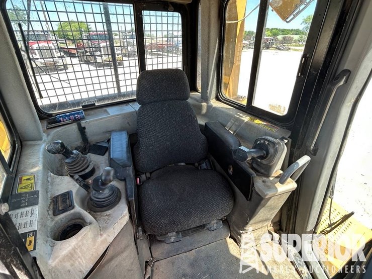 2012-caterpillar-d6t-image-8