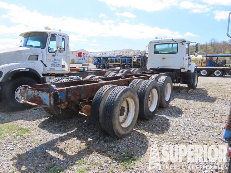 (x)-(6-7)-2003-mack-cv713-3-axle-cab-&-chassis,-vi...-image-3
