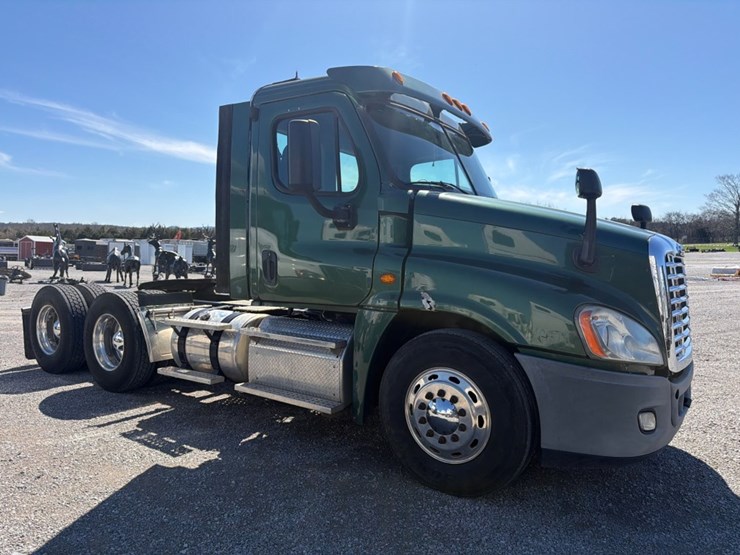 #31953-•-2013-freightliner-tandem-axle-truck-tractor-image-2