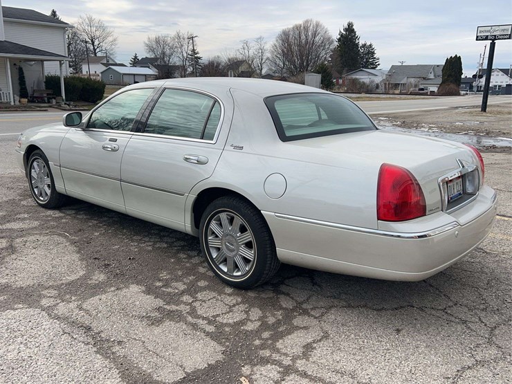 2005-lincoln-town-car-image-3