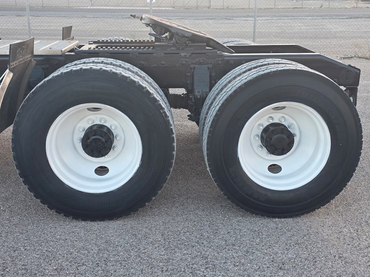 2012-peterbilt-388-image-14