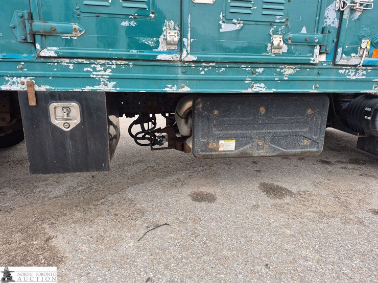 2014-isuzu-nqr-image-27