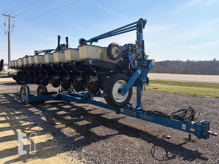 1999-kinze-2600-image-1