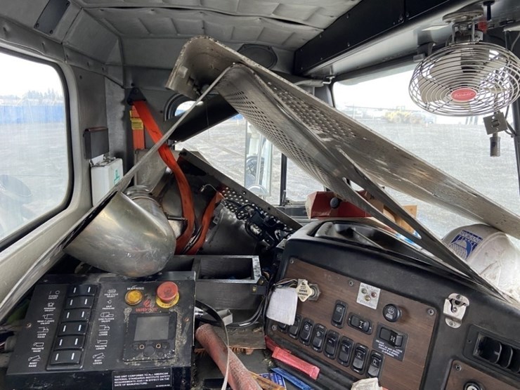 2014-peterbilt-320-image-16