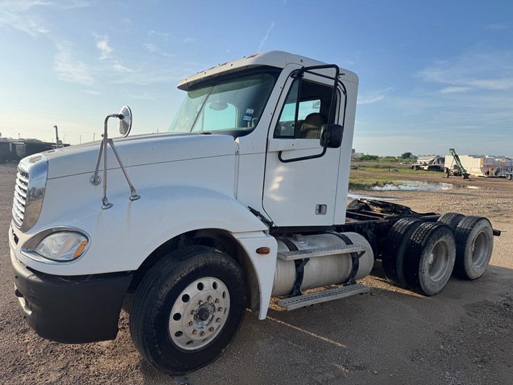 2005-freightliner-columbia-120-image-1
