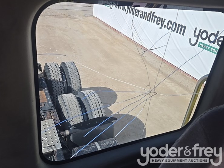 2014-freightliner-cascadia-113-image-115