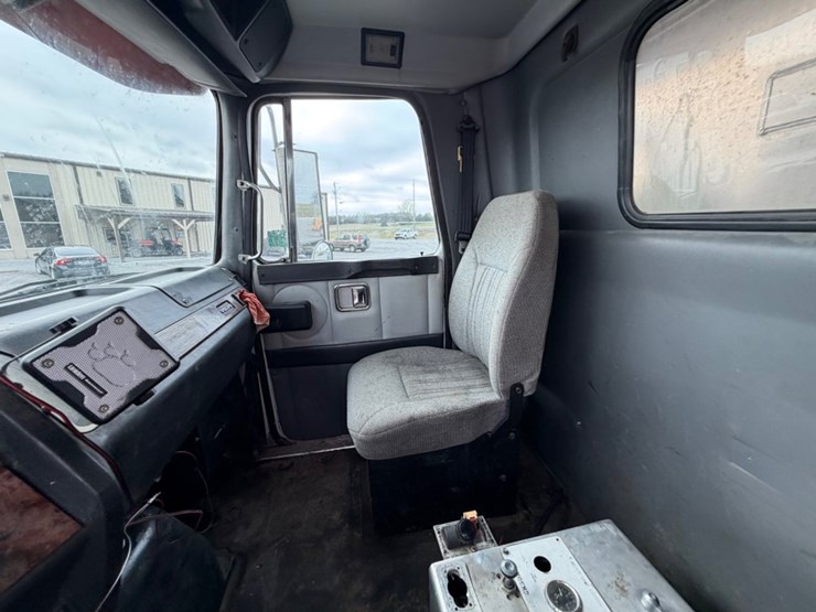 #31720-•-1999-volvo-tri-axle-dump-truck-image-12