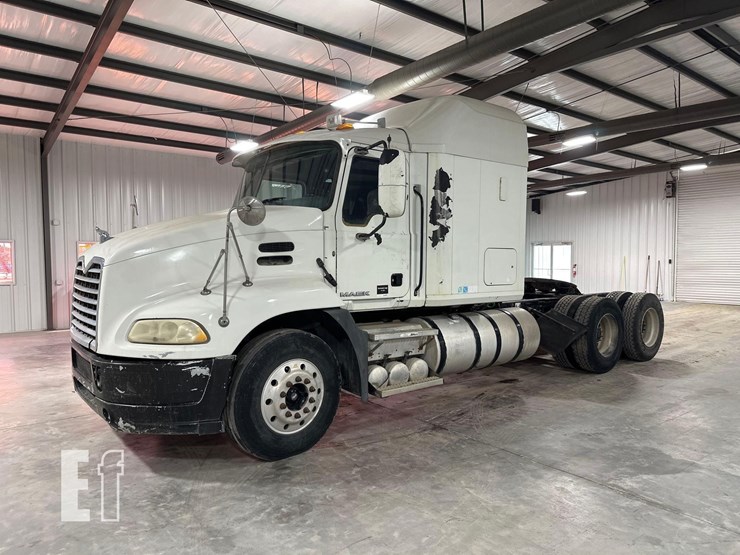 2010-mack-pinnacle-cxu613-image-1