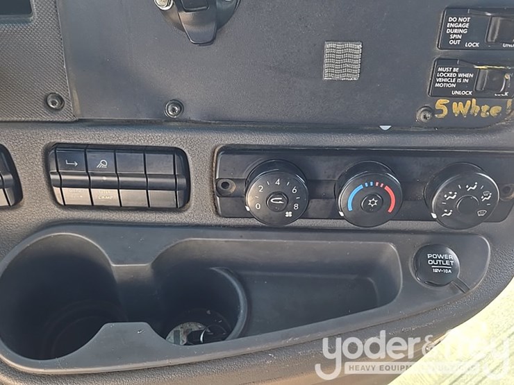 2014-freightliner-cascadia-113-image-109