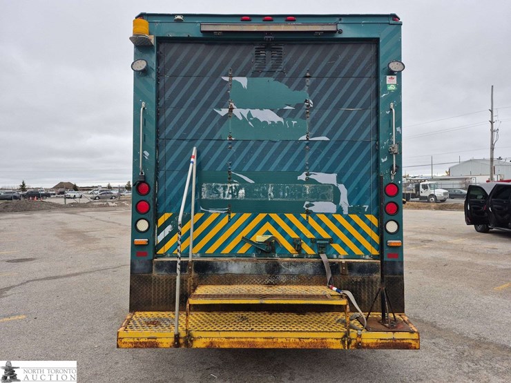 2014-isuzu-nqr-image-6