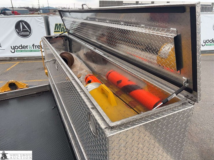 2012-freightliner-m2-106-image-18