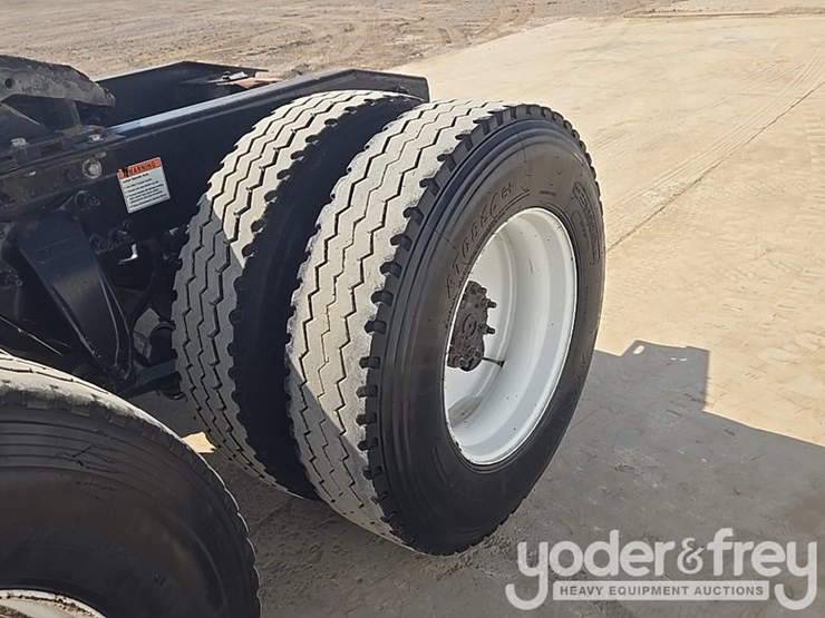 2014-freightliner-cascadia-113-image-13