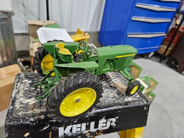 #993-•-john-deere-1/16-die-cast-toy-tractor-image-4