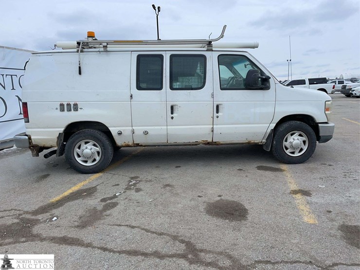 2012-ford-cargo-image-4