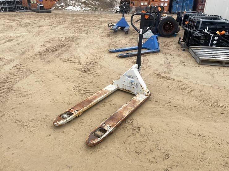 #3916-•-crown-5,000-lbs.-pallet-jack-image-1