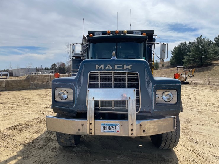 #401-•-1991-mack-rb688s-dump-truck-(has-mn-title)-image-2