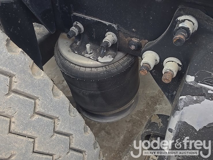 2011-freightliner-cascadia-125-image-24