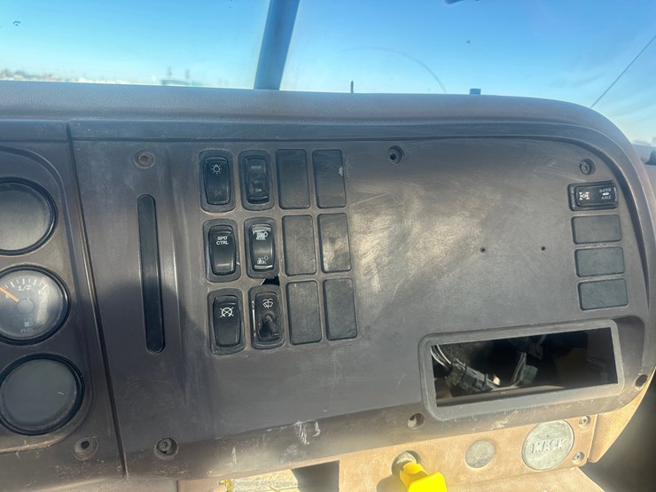 2005-mack-cv713-mixer-truck-image-14