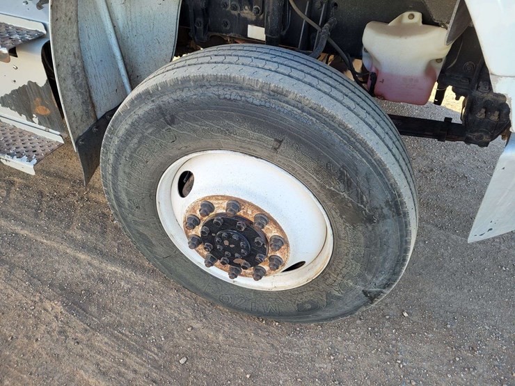 2014-freightliner-m2-106-image-16