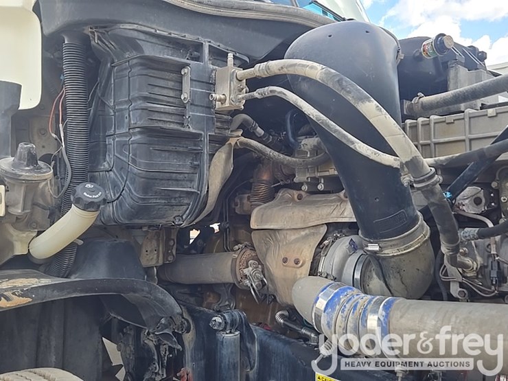 2011-freightliner-cascadia-125-image-65