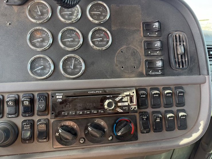 2011-peterbilt-386-image-12