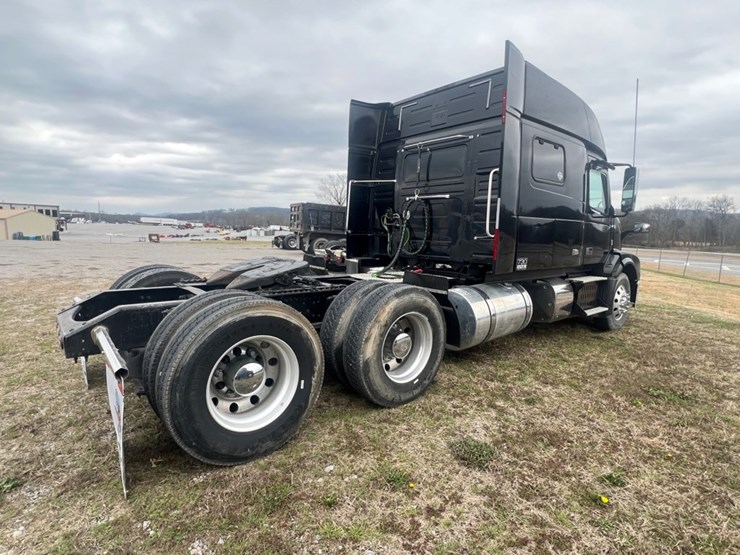 #31955-•-2012-volvo-vnl-tandem-axle-truck-tractor-image-3