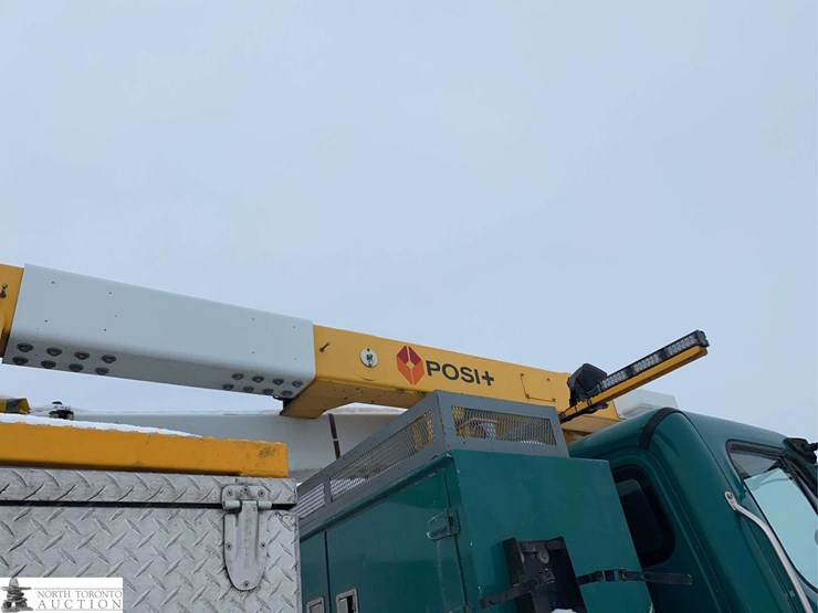 2011-freightliner-m2-106-image-28