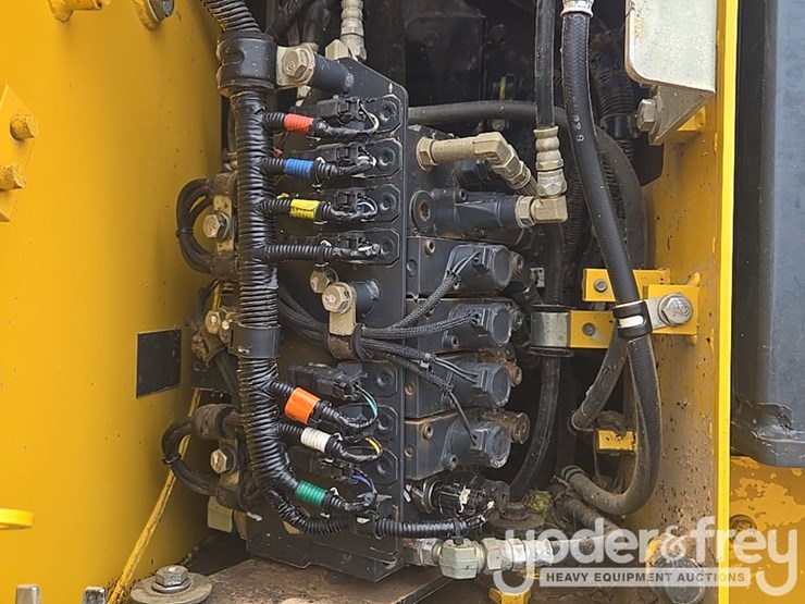 2014-komatsu-d61px-23-image-55
