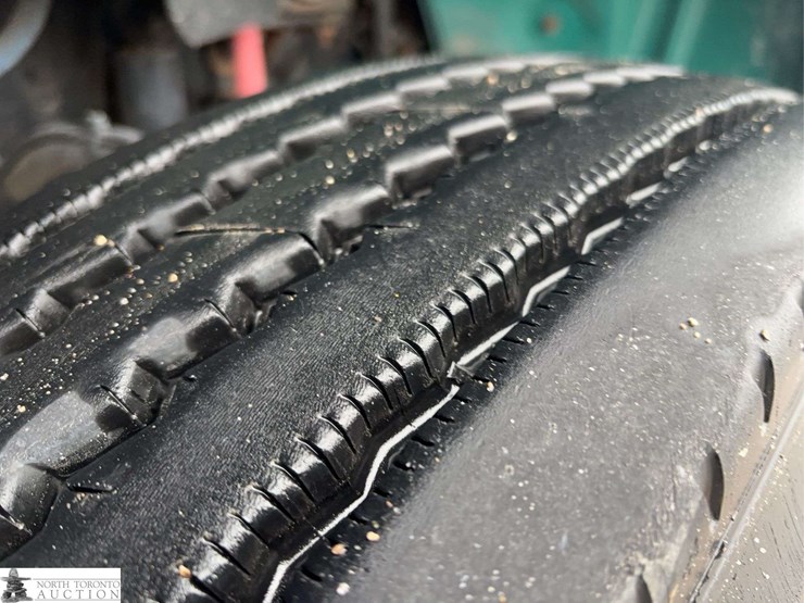 2011-freightliner-m2-106-image-36