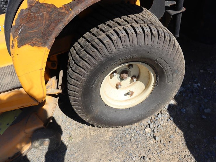 cub-cadet-riding-tractor-image-11