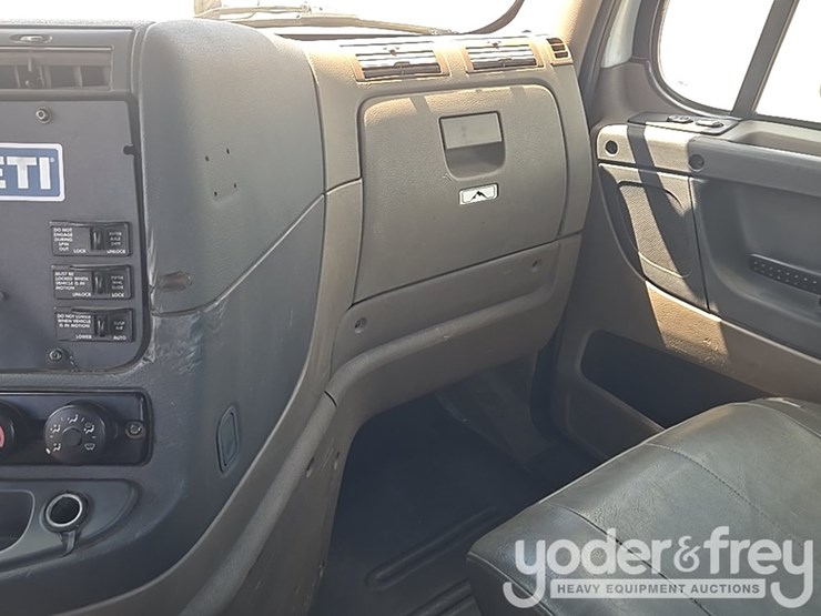 2011-freightliner-cascadia-125-image-68