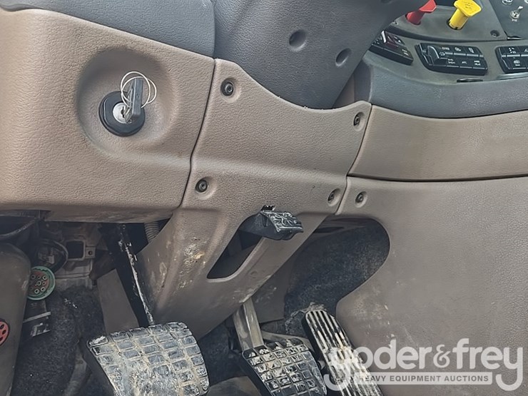 2011-freightliner-cascadia-125-image-78