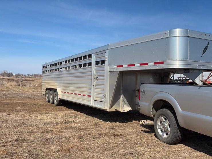 2022-featherlite-8127-livestock-trailer-image-5