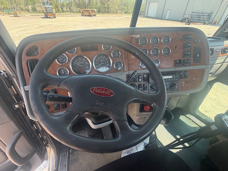 2009-peterbilt-367-image-54
