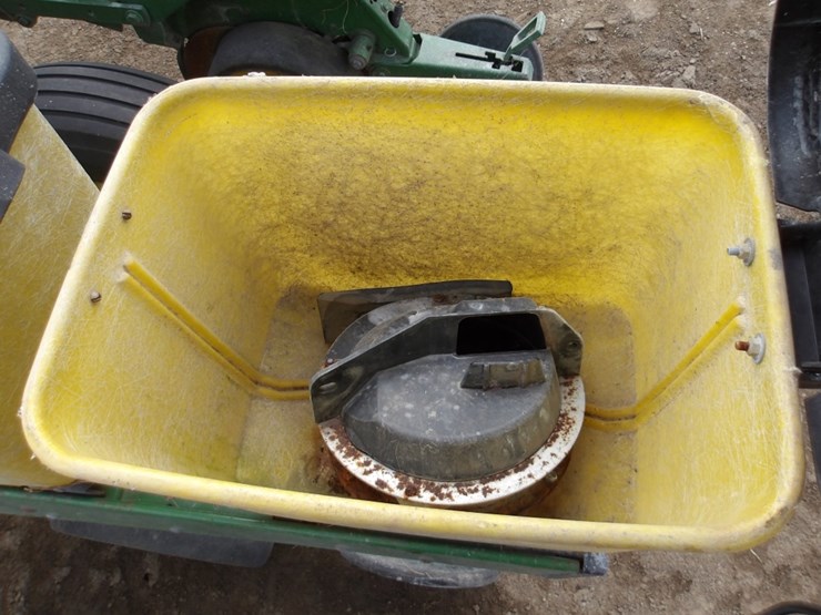 #7426-•-3pt-2-row-john-deere-planter-image-9