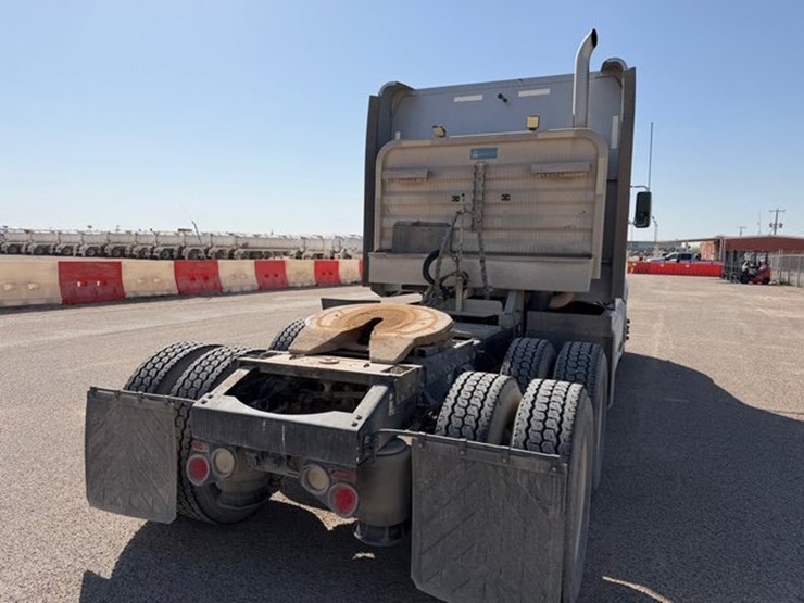 2011-peterbilt-386-image-5