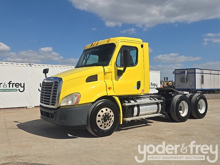 2014-freightliner-cascadia-113-image-1