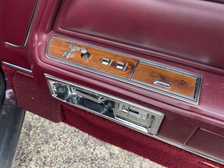 1989-lincoln-town-car-image-71