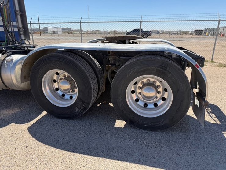 2022-peterbilt-389-image-9