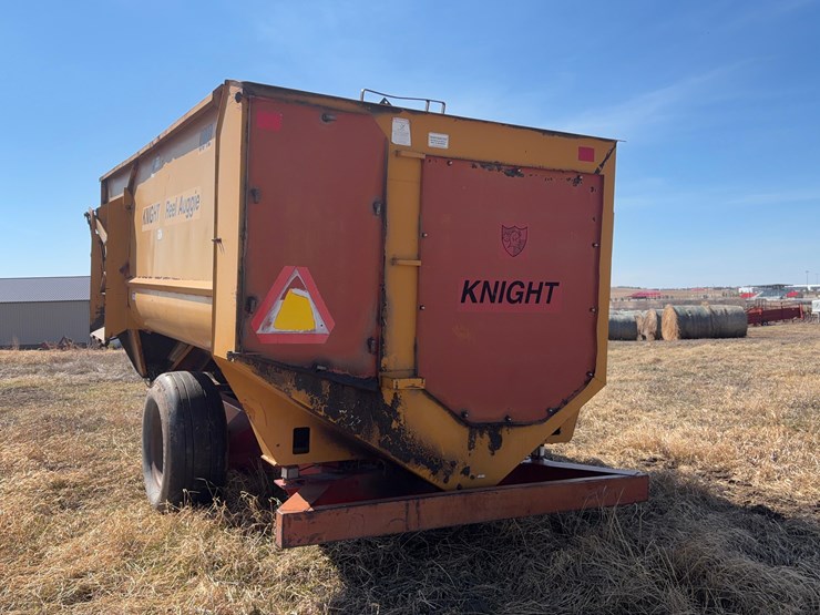 knight-3042-reel-auger-feed-wagon-image-8