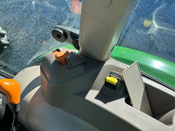 2021-john-deere-5075e-image-27