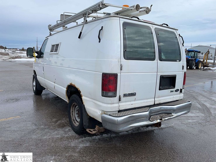 2010-ford-cargo-image-7