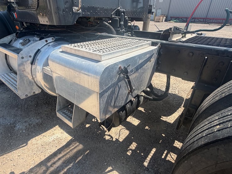 2009-peterbilt-367-image-30