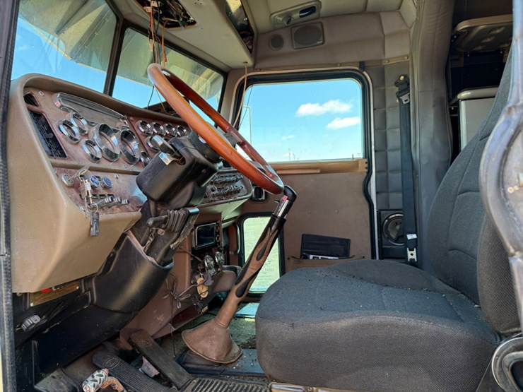 2005-peterbilt-379-image-8