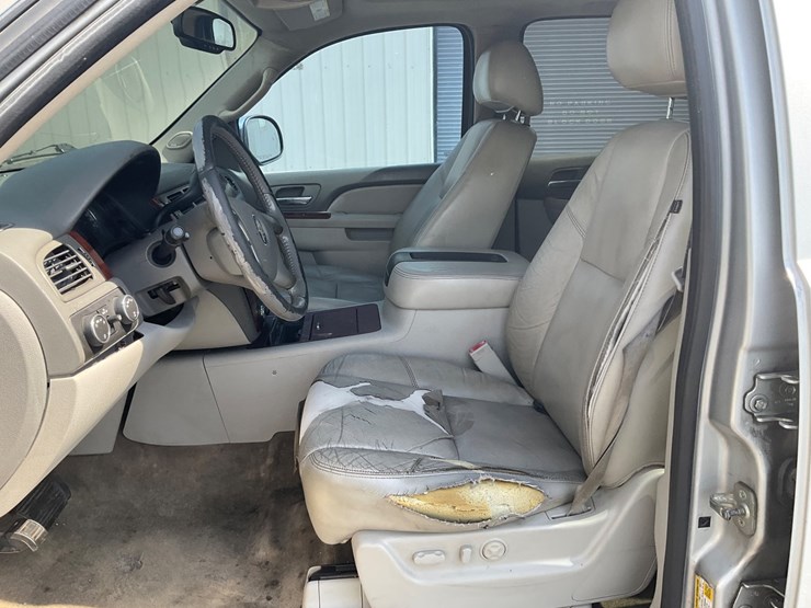 2011-chevrolet-tahoe-image-19