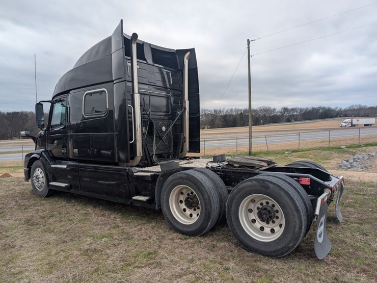 #31951-•-2015-volvo-vnl-tandem-axle-truck-tractor-image-4