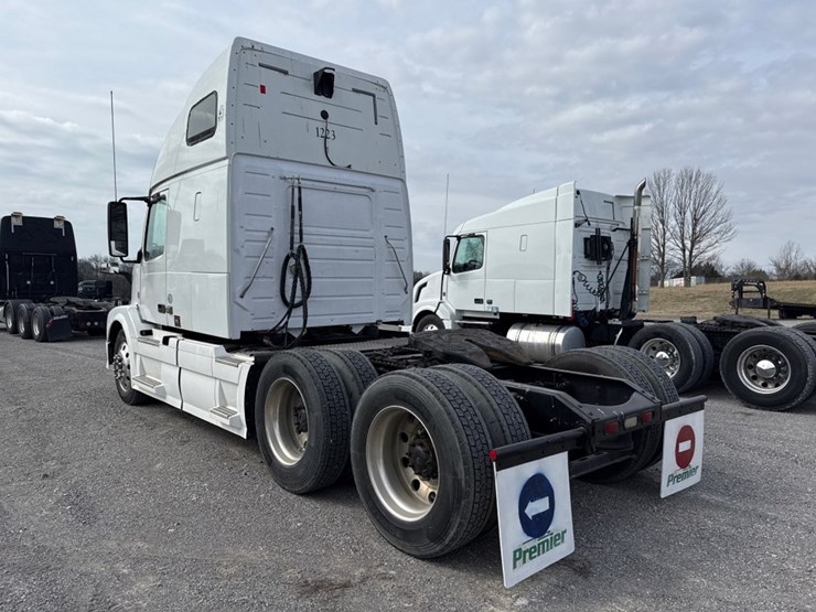 #31956-•-2012-volvo-vnl-tandem-axle-truck-tractor-image-4